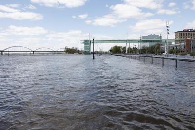 Flood concerns rise as Mississippi River crests in Iowa city