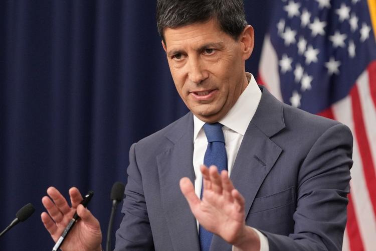 Fed leaves interest rate unchanged but with 3 dissents as Warsh praises 'good family fight'