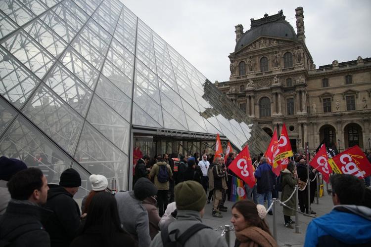 Louvre workers vote to extend a strike as the museum partially reopens