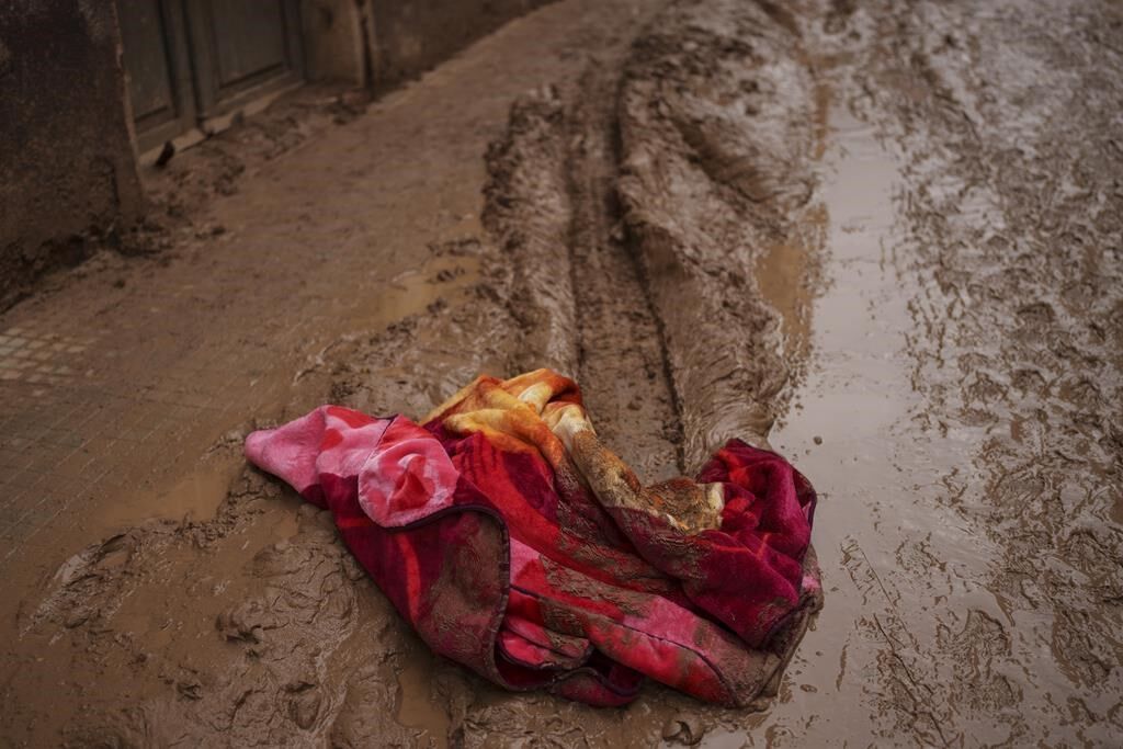 A Crowd Of Spain's Flood Survivors Toss Mud And Shout Insults At King ...