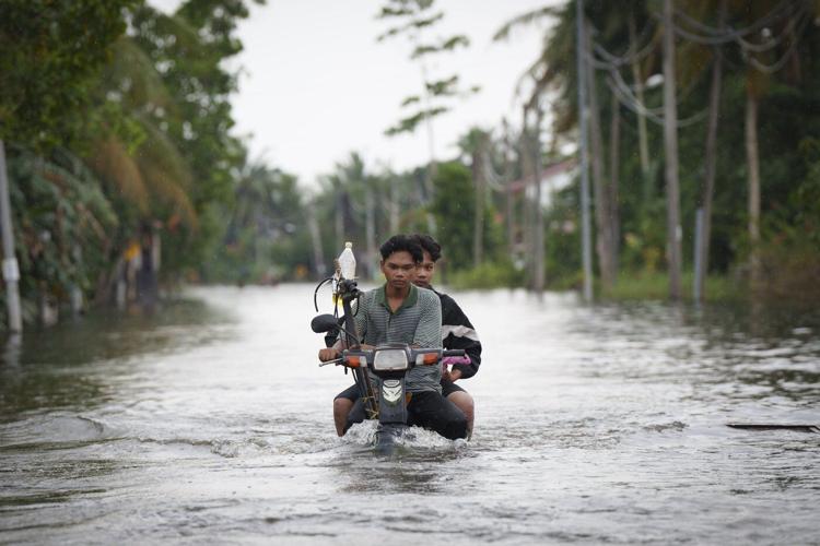 Floods wreak havoc in Malaysia, southern Thailand with over 30 killed, tens of thousands displaced