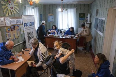 Ukraine: Volunteer specialist doctors run clinics near front
