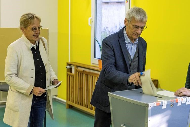 German chancellor's Social Democrats seek to hold off far right in vote in Brandenburg