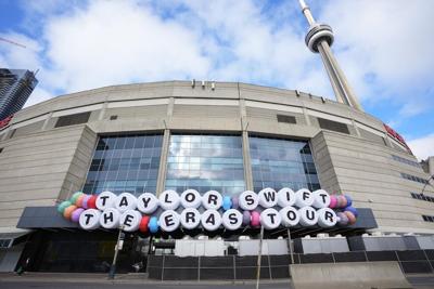 The Latest: Taylor Swift embraces ɫֱ fans after kicking off Toronto tour dates