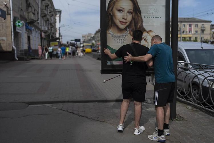Ukrainian soldiers who were blinded in combat face the new battle of navigating the world again