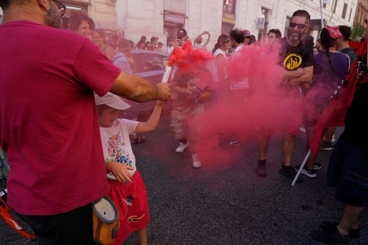 Thousands march in Rome in rival anti- and pro-migration rallies