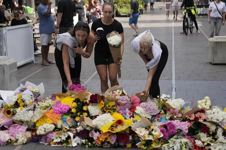 Officer, bystanders hailed for confronting and stopping a man who killed 6 at a Sydney shopping mall