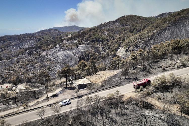 Syrian wildfires spread due to heavy winds and war remnants