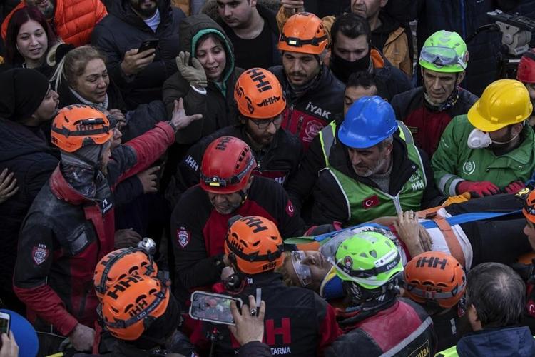 Quake survivors wait amid rubble, to search or say goodbye