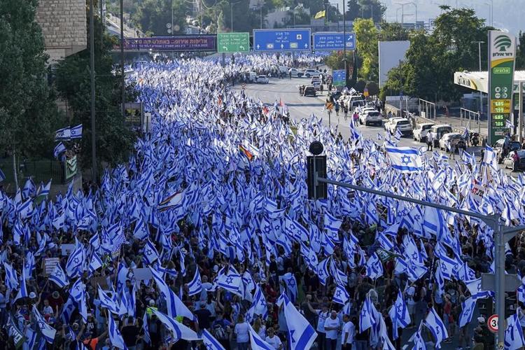 Thousands march on Jerusalem as former Israeli officials beg Netanyahu to halt legislation overhaul