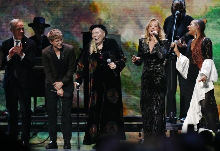 Photo Gallery: Joni Mitchell sings onstage at the Junos