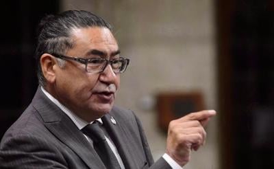La femme qui accuse Romeo Saganash d'agression sexuelle intente une poursuite civile