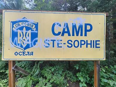 Le panneau d'un camp de vacances pour enfants ukrainiens à Chertsey est vandalisé