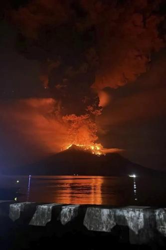 More people are evacuated after the dramatic eruption of an Indonesian volcano