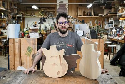 Un luthier montréalais récupère du bois pour fabriquer ses guitares