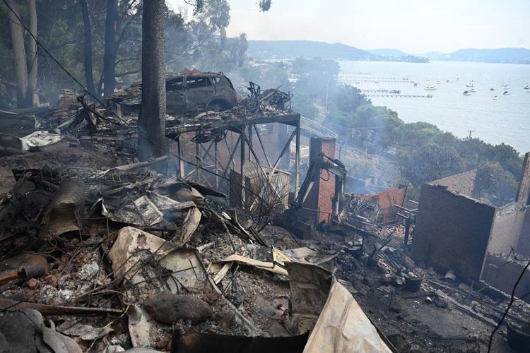 Wildfires destroy 40 homes and kill a firefighter in Australia