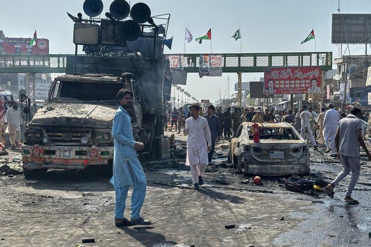 Pakistan bans hard-line Islamist party after recent deadly clashes with police