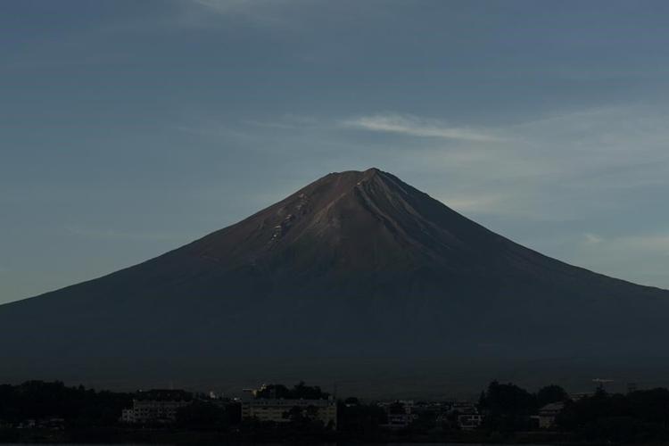 Mount Fuji gets its trademark snowcap after the longest delay in 130 years, but still not official