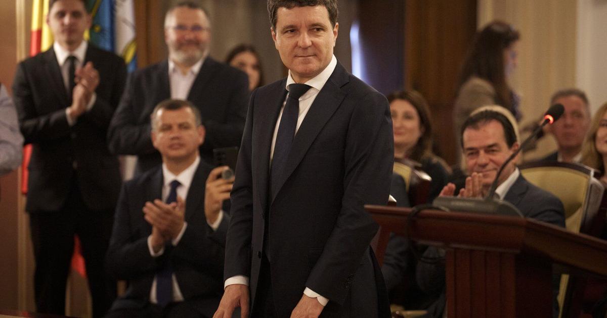 Romania's new president is sworn in as a political crisis eases, but ...