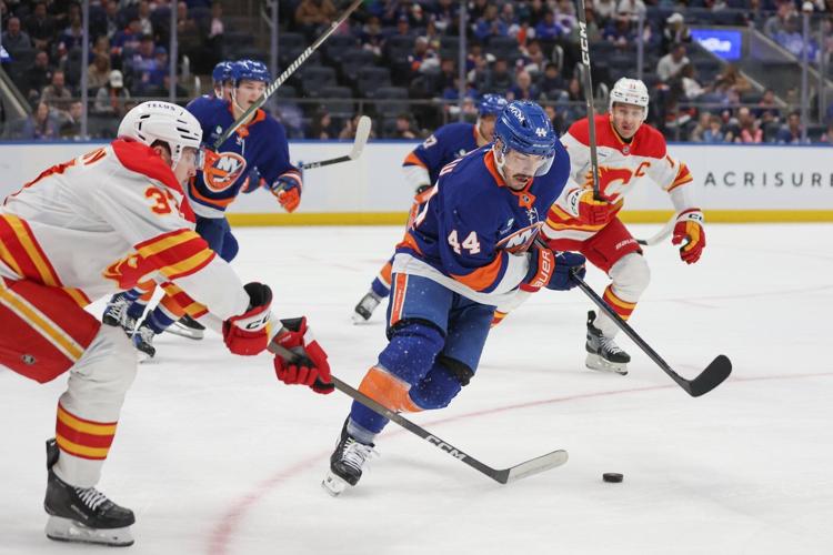 Holmstrom scores twice as Islanders hold on to beat Flames 3-2