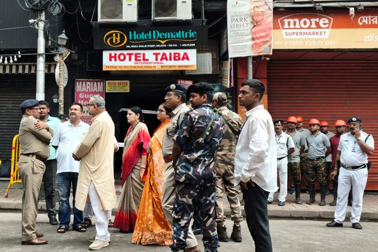 Fire in a building housing several hotels in eastern India kills 9 and injures 6