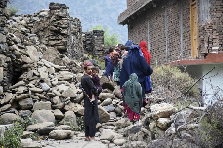 Earthquake in eastern Afghanistan destroys villages and kills 800 people, with 2,500 injured