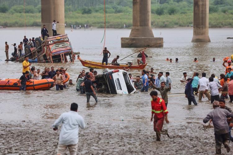 Bridge collapse kills 9 in India's Gujarat state