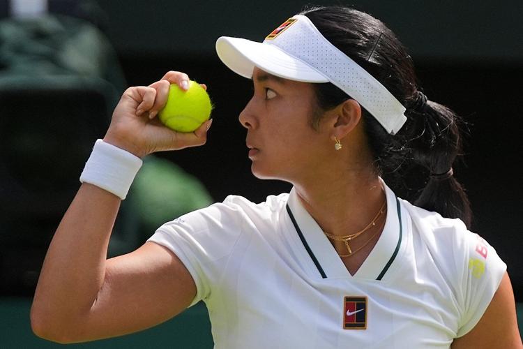 Defending Wimbledon champion Iga Swiatek loses in 3rd round to Alexandra Eala