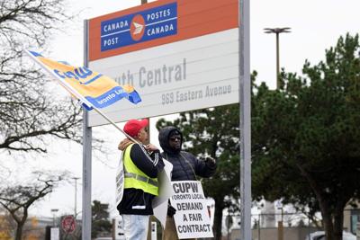 ɫtvs favour government intervention in Canada Post, port labour disputes: poll