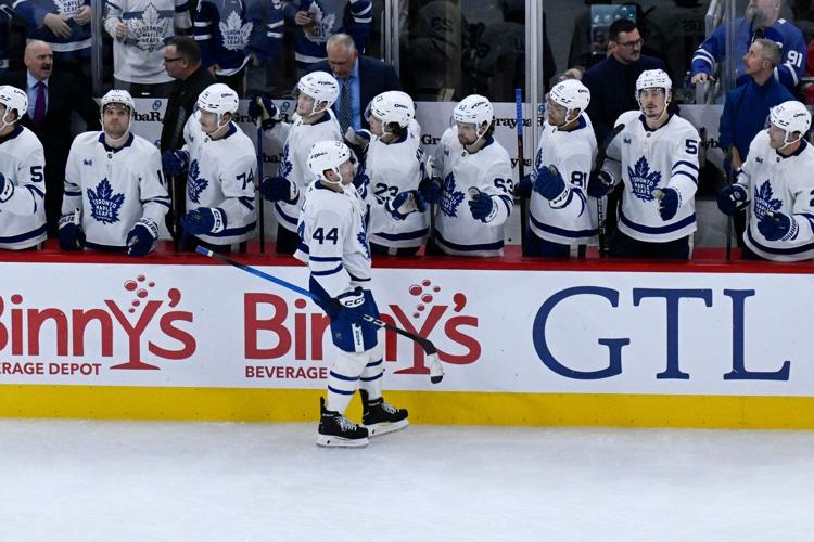 Dach scores late in third period to give Blackhawks a 3-2 win over slumping Maple Leafs