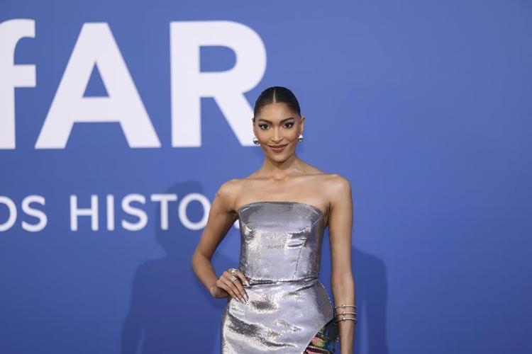 Cannes turns up the glamour as Queen Latifah hosts the amfAR gala. Watch the red carpet