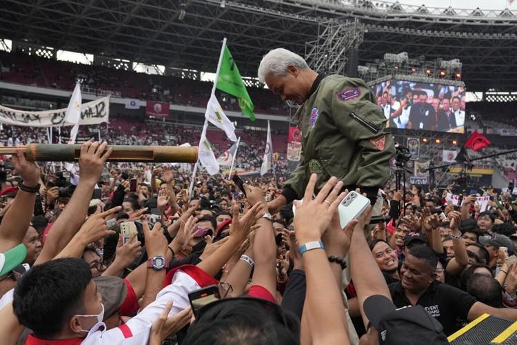 Indonesians flock to presidential campaign rallies as criticism against the government mounts