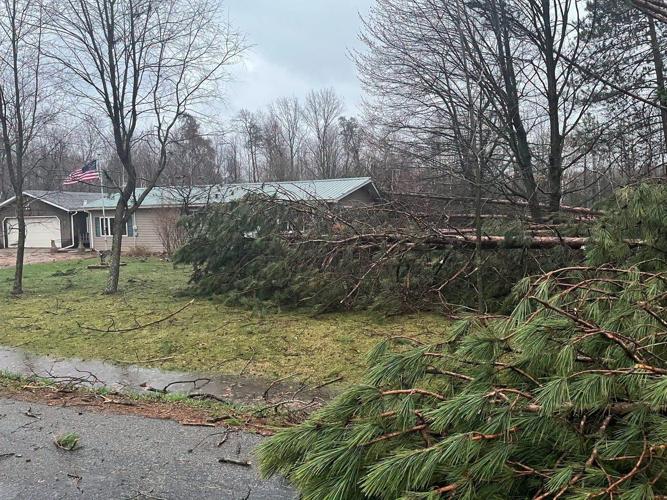 Powerful winds and reported tornadoes rip through the Midwest, leaving heavy damage but no deaths
