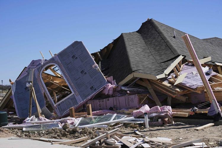 Powerful US storms create blizzard conditions and threaten to spawn more tornadoes