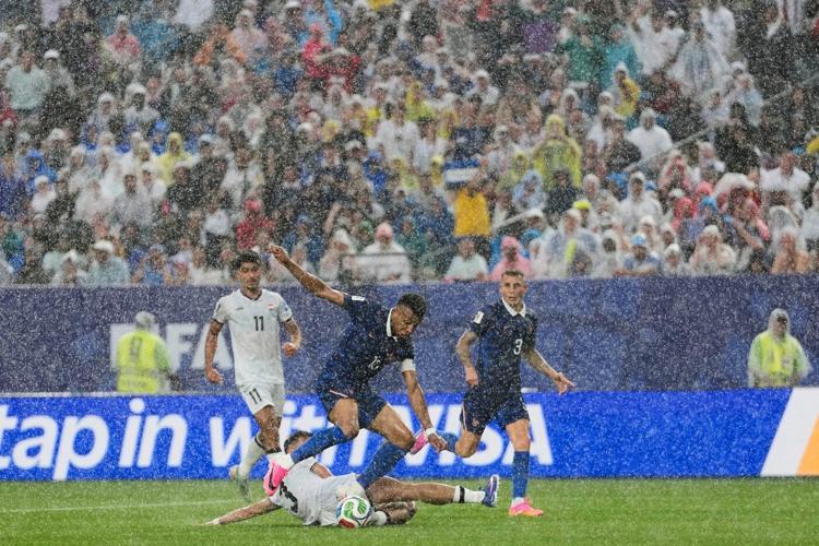 Kylian �Ѳ������é scores 2 goals to lead France to 3-0 win over Iraq and into World Cup knockout stage