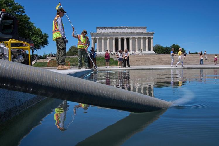 Trump administration uses hydrogen peroxide and tiny bubbles against algae in Reflecting Pool