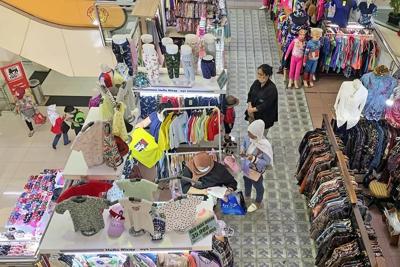 Indonesia lifts all COVID curbs, shifts to endemic approach