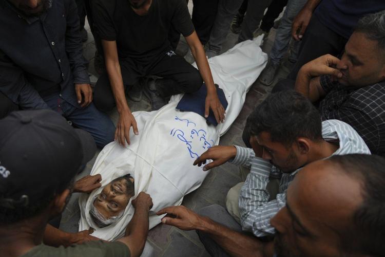 Israeli strikes kill journalists and aid-seekers as Australia backs Palestinian statehood