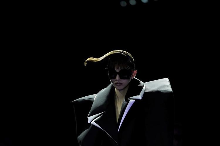 Elie Saab's classic fall couture has foliage, shimmer -- and capes for men