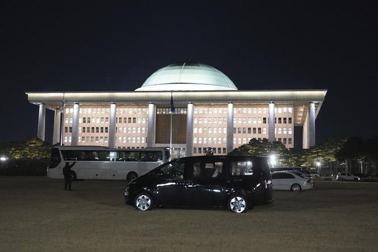 South Korean president apologizes, saying he'll take responsibility for attempt at martial law