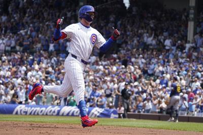 Fan climbs netting at Wrigley Field to retrieve Sal Frelick's bat
