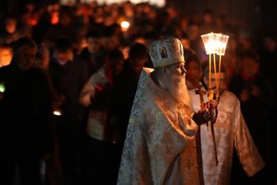 Orthodox Russians mark Easter with night-time service in Moscow cathedral