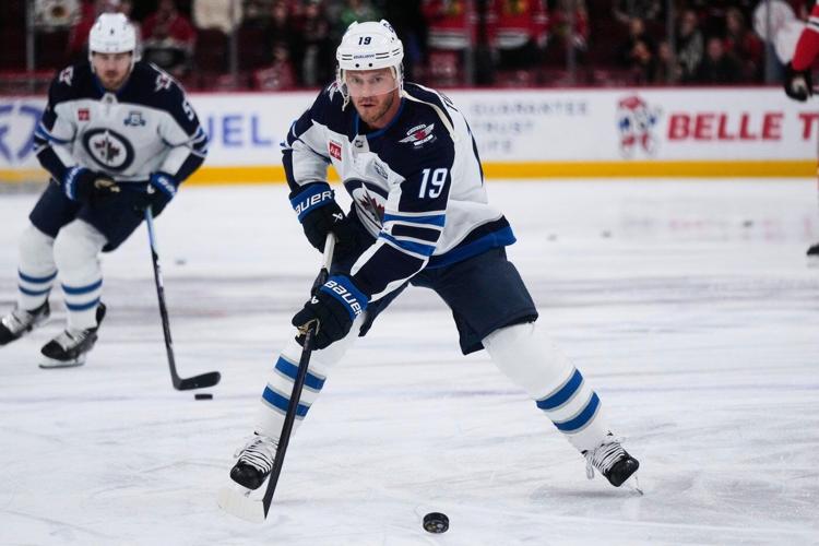 Jonathan Toews gets standing ovation in return to Chicago with Winnipeg Jets