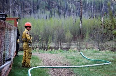La pluie aide à lutter contre les incendies en Alberta; des maisons brûlent en C.-B.