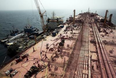 A salvage team is set to begin siphoning oil out of rusting tanker moored off Yemen, UN says