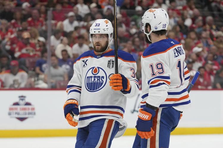 Edmonton Oilers deal winger Viktor Arvidsson to Boston Bruins for 2027 draft pick