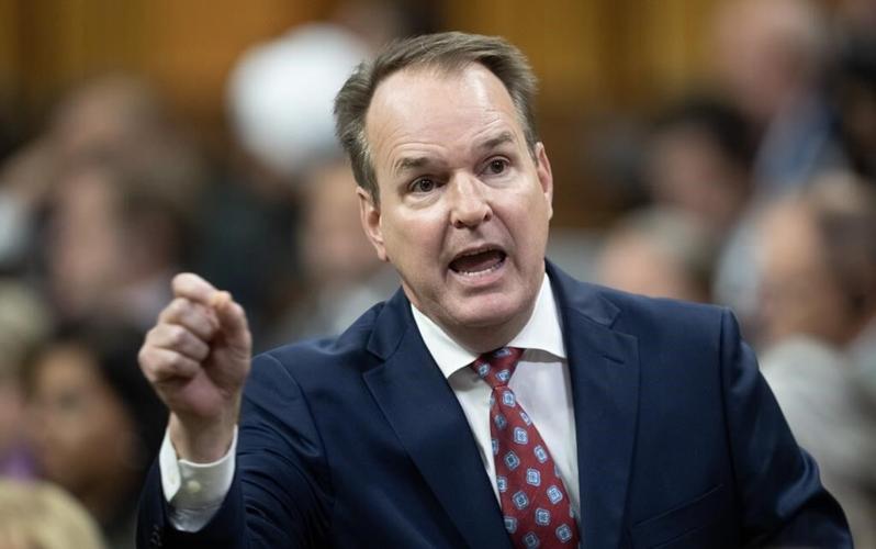 Federal government moves to end port strikes, orders binding arbitration