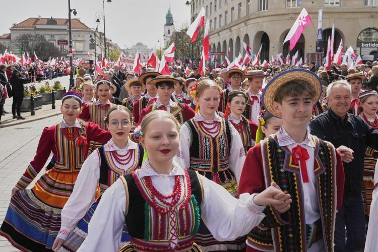 Polish conservatives use a patriotic celebration to rally behind their presidential candidate