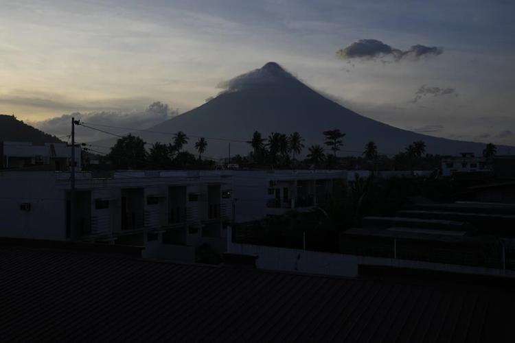 Lava pours from crater of Philippines' Mayon Volcano, thousands warned to be ready to flee