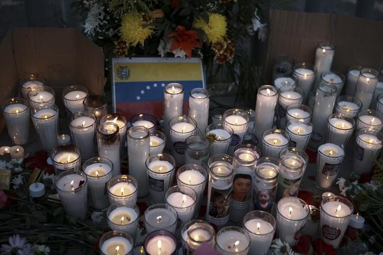 38 dead in Mexico fire after guards didn't let migrants out